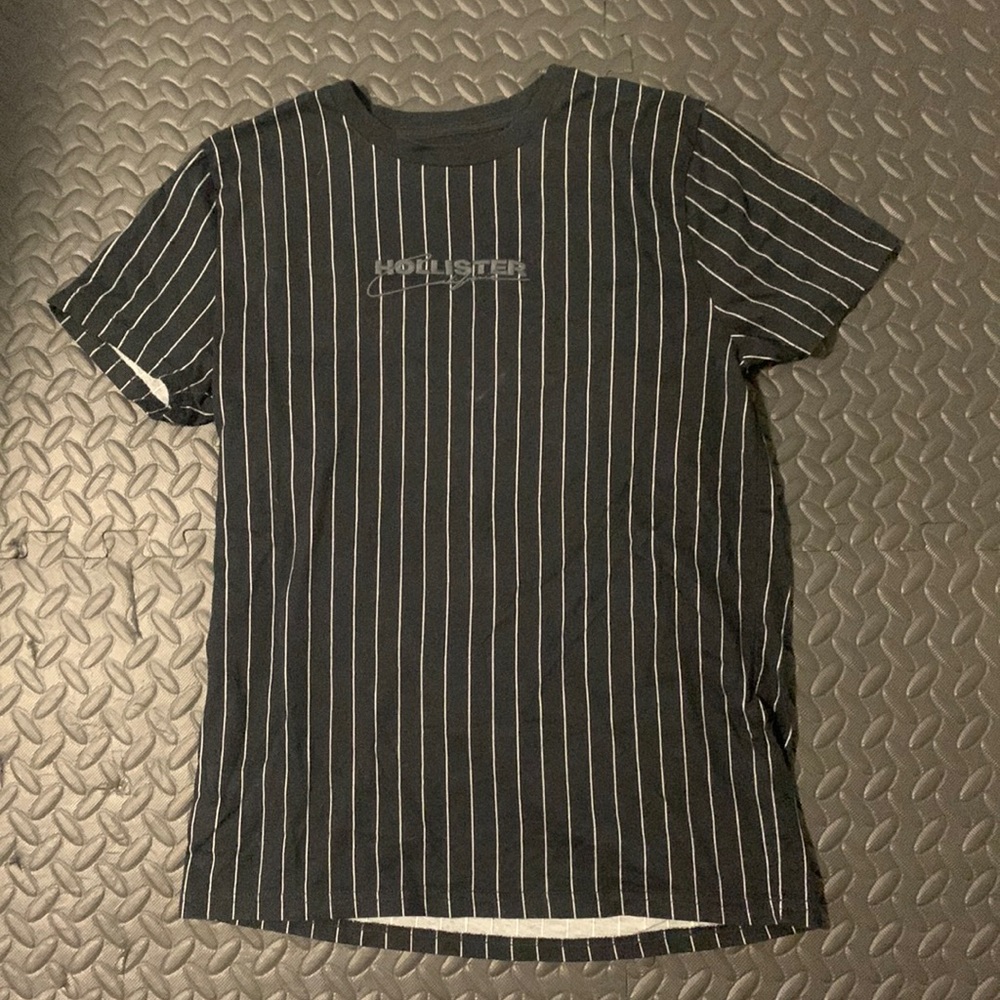 Black Hollister tee